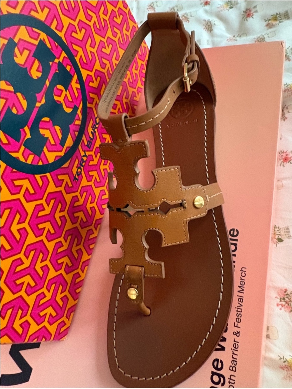 TORY BURch TAN LEATHER LOGO THONG SANDALS WITH GOLD HARDWARE, SIZE 8.5.